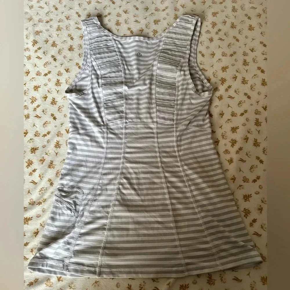 Lululemon Striped athletic top sleeveless gray with white key pocket size 8 - Picture 4 of 7
